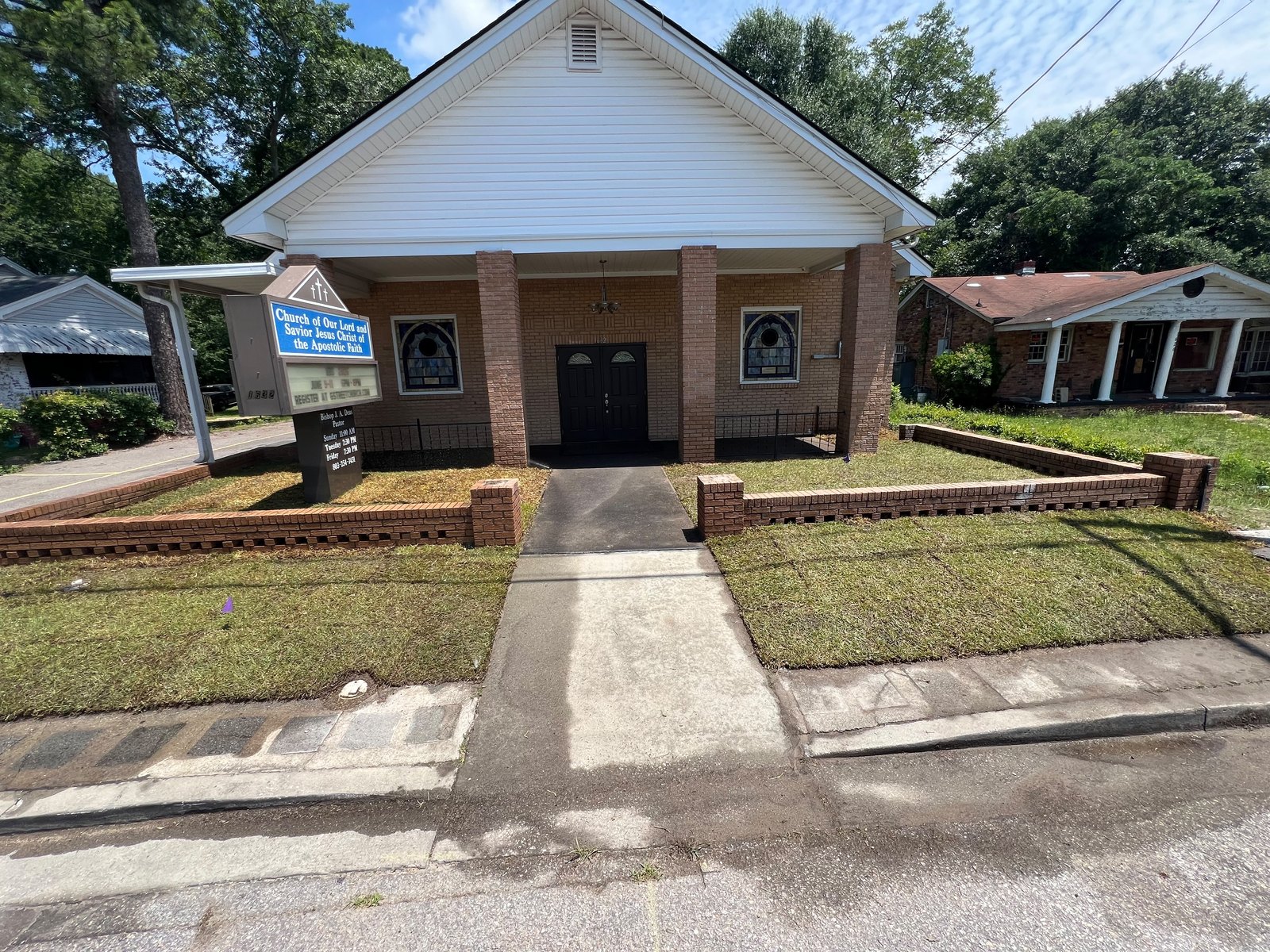 Front grounds of an organizational property after exterior maintenance
